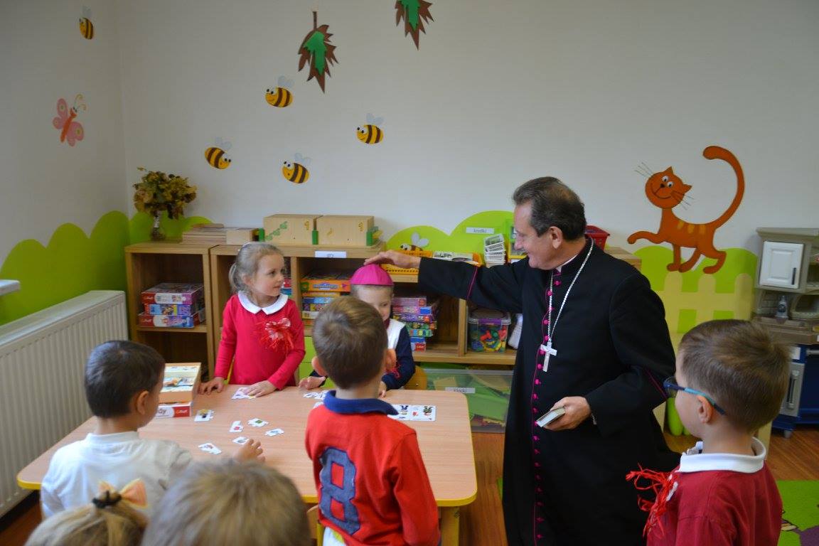 Ksiądz Biskup odwiedza szkołę i przedszkola